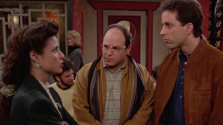 Elaine, George y Jerry en un restaurante chino en Seinfeld