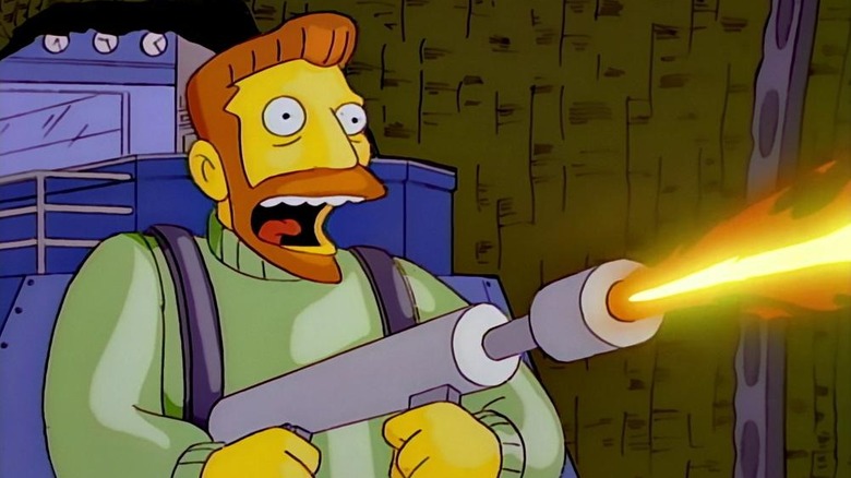 Hank Scorpio Wiedling um lança -chamas no episódio dos Simpsons que você só se move duas vezes