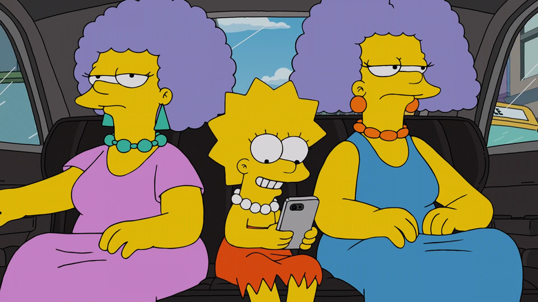 Lisa olhando para o telefone enquanto Patty e Selma desviam o olhar irritadas em Os Simpsons