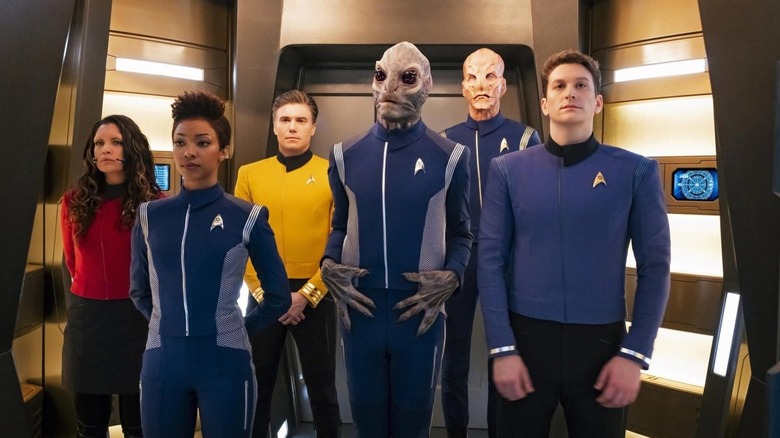 Michael Burnham, Saru, Kapten Pike, dan beberapa karakter lainnya berdiri di turbolift di Star Trek: Discovery