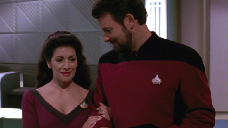 Marina Sirtis como conselheiro Troi e Jonathan Frakes como comandante Will Riker