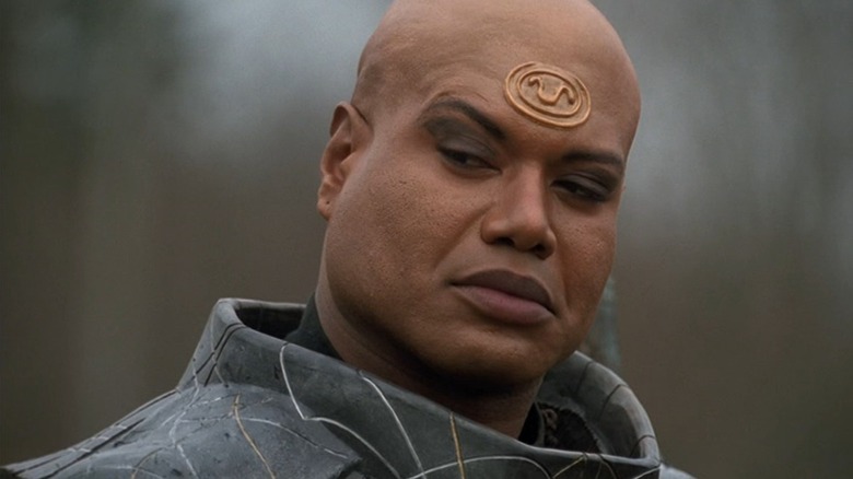 Teal'c de Christopher Judge presume una leve sonrisa en Stargate: SG1