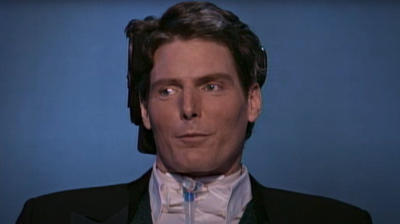 Christopher Reeve sentado em sua cadeira de rodas no palco do Oscar