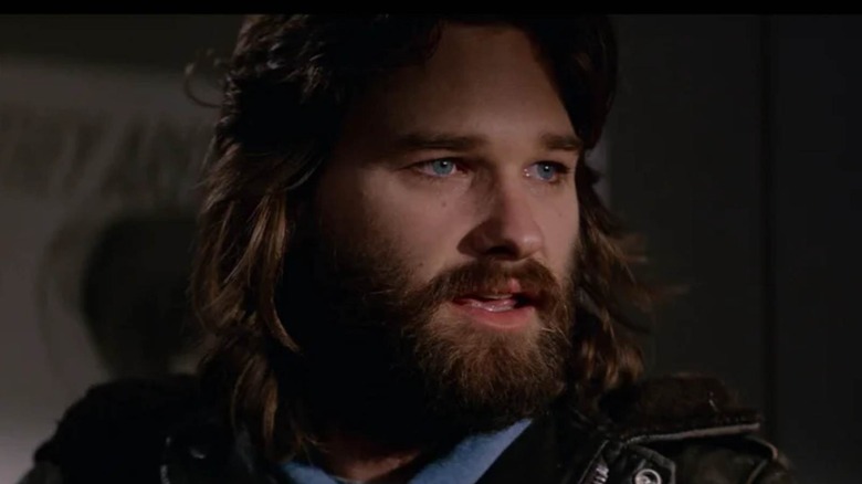 Kurt Russell sebagai Macready menatap offscreen di benda itu