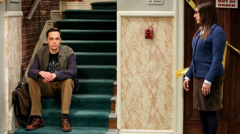 Sheldon e Amy na escadaria Teoria do Big Bang