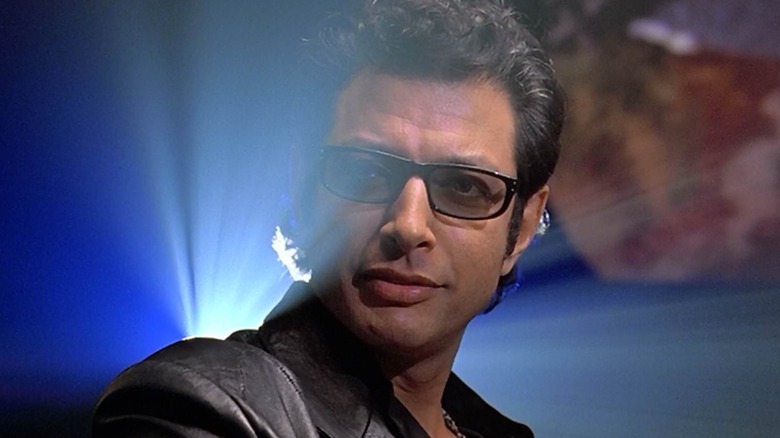 Ian Malcolm frente a la luz del proyector