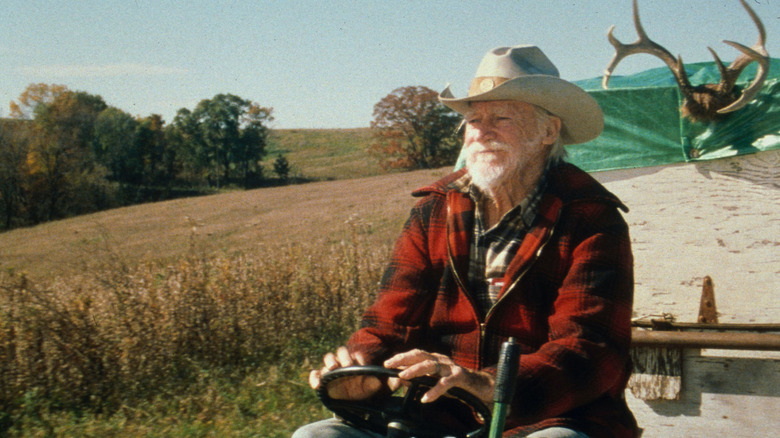 Richard Farnsworth as Alvin Straight on a tractor in the film 