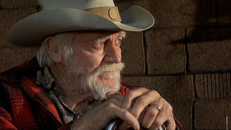 Richard Farnsworth as Alvin Straight on a tractor in the film 