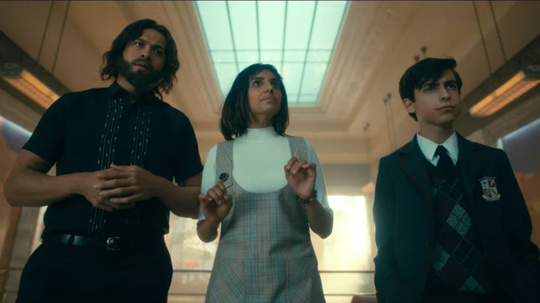 David Castañeda, Riti Arya y Aidan Gallagher en The Umbrella Academy