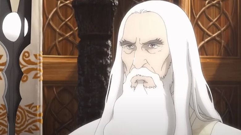 Christopher Lee como Saruman segurando seu cajado em O Senhor dos Anéis: A Guerra dos Rohirrim