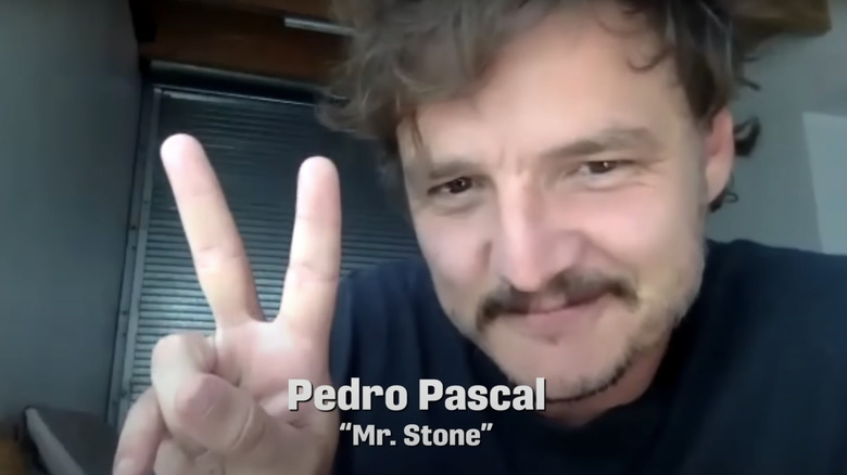 Pedro Pascal, dando um sinal de paz preenchendo o papel de Sr. Stone na comunidade em uma mesa Leia a arrecadação de fundos