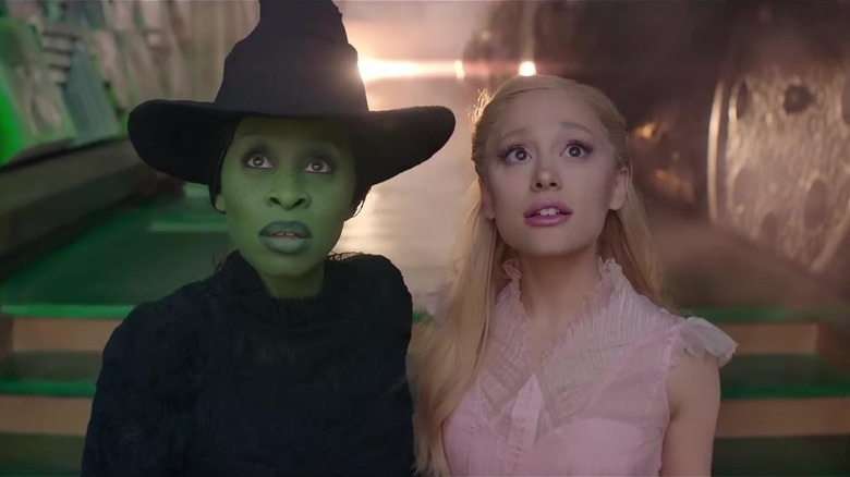 Cynthia Erivos Elphaba und Ariana Grandes Glinda schauen in „Wicked“ nach oben