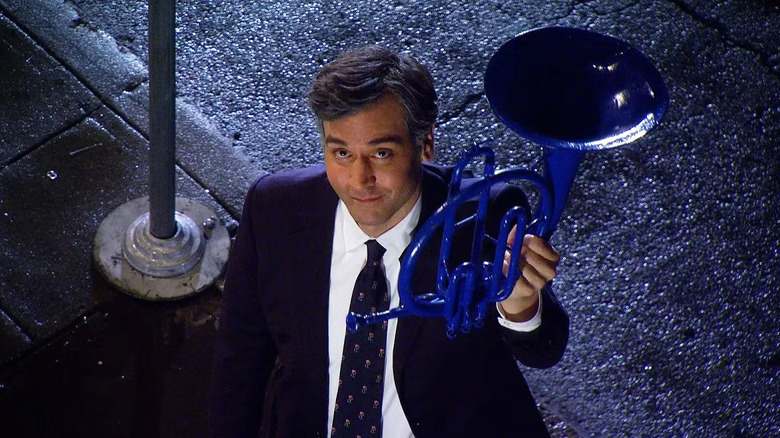 Ted segurando a trompa azul na segunda metade de Last Forever em How I Met Your Mother