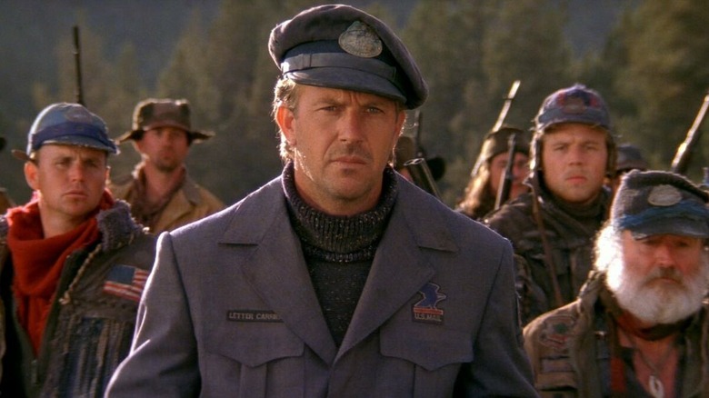 Kevin Costner como el cartero, liderando un ejército de carteros en The Postman.