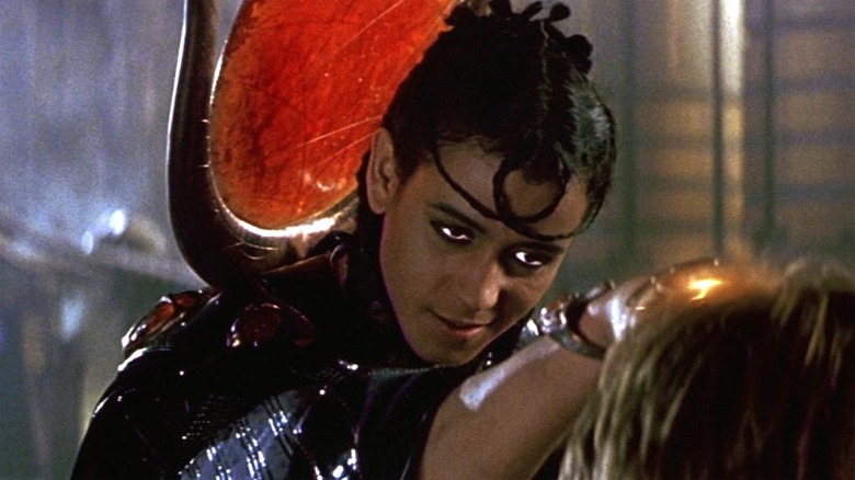 Ra de Jaye Davidson intimidando Daniel Jackson em Stargate