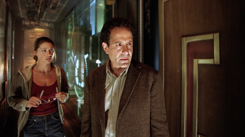 Tony Shalhoub and Shannon Elizabeth in Thirteen Ghosts