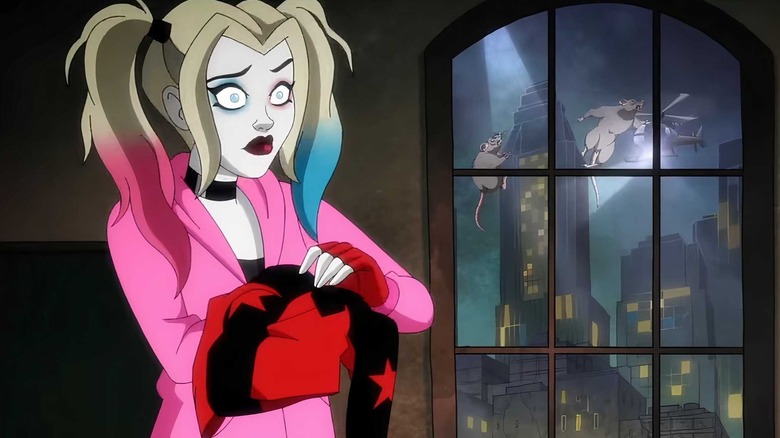 Kaley Cuoco As Harley Quinn Berdiri di dekat jendela yang menunjukkan Gotham City diserang dalam sebuah adegan dari Harley Quinn