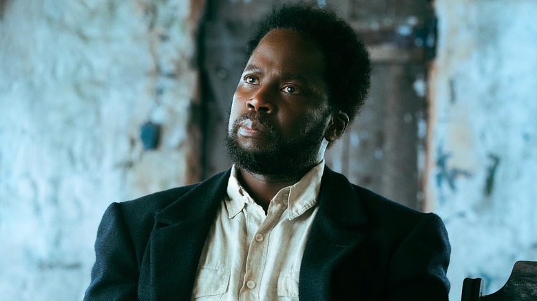 Harold Perrineau como Boyd mira a alguien fuera de la pantalla en una película 