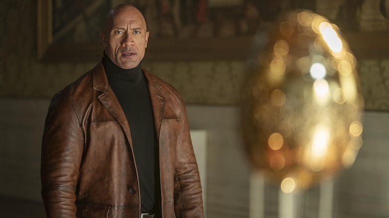 John Hartley, de Dwayne Johnson, olhando para o ovo de ouro em Red Notice