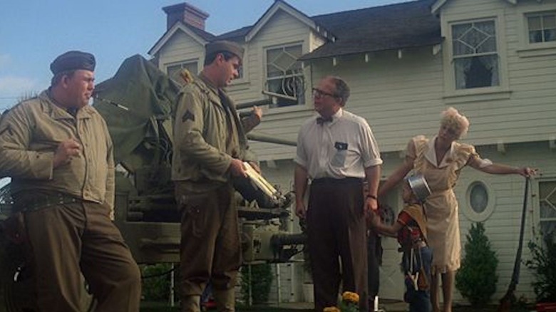 Dan Aykroyd as Frank gives Ned Beatty as Ward an anti-aircraft gun in 1941