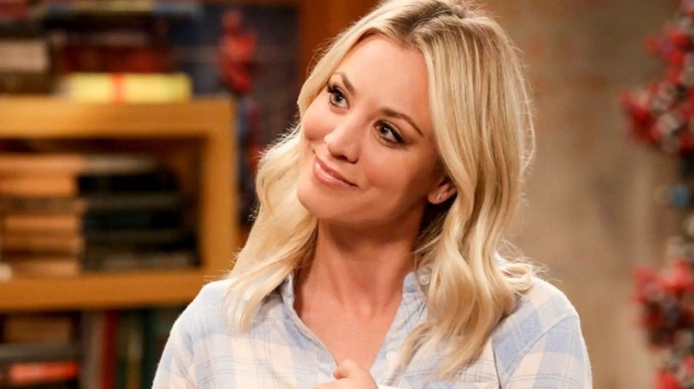 Penny ladea la cabeza hacia un lado en The Big Bang Theory