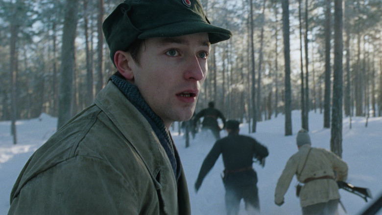 Sjur Vatne Brean as gunnar sønsteby treking through a snowy forest with soldiers at number 24