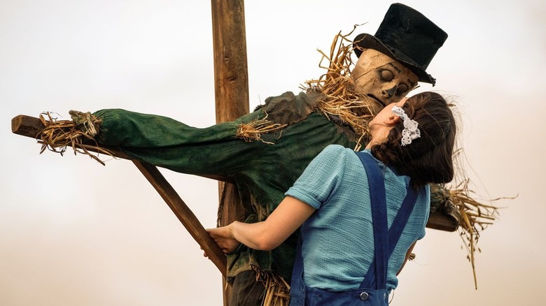 Mia Goth with the scarecrow in Pearl