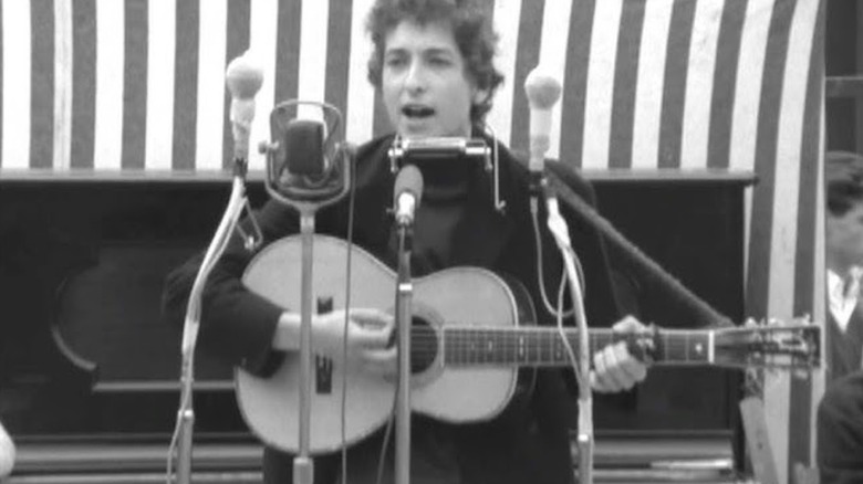 Bob Dylan sem direção para casa em Newport