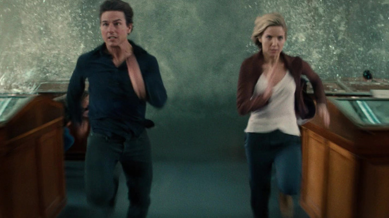 Tom Cruise and Annabelle Wallis running as Nick and Jenny in The Mummy