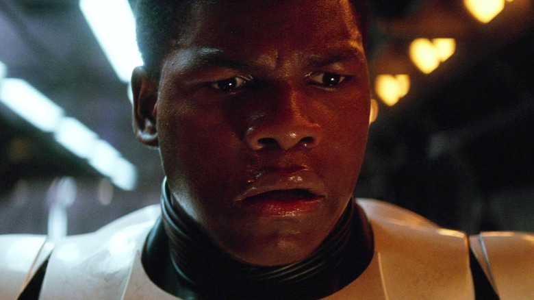 FN-2187 de John Boyega, tomando seu capacete em Guerra nas Estrelas: The Force Awakens