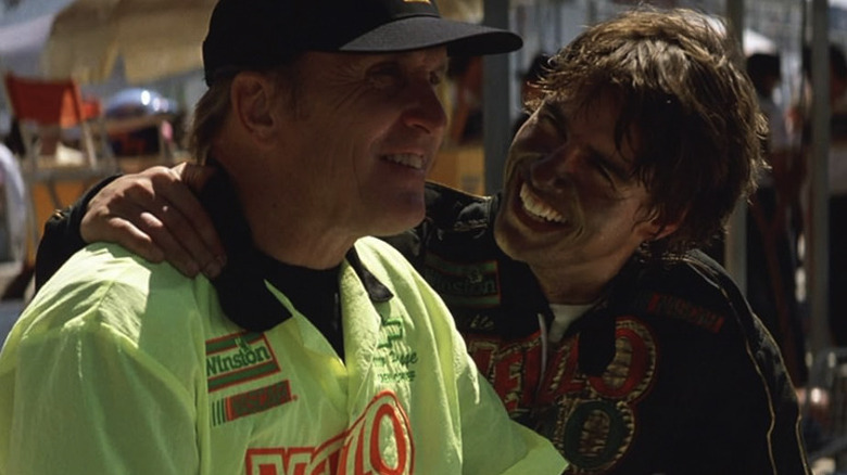 Cole Trickle olhando para seu ala em Days of Thunder