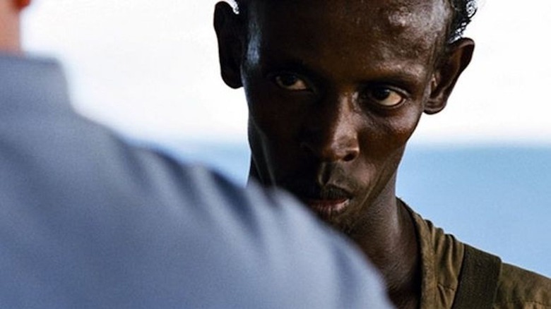 Barkhad Abdi encara Tom Hanks em Capitão Phillips