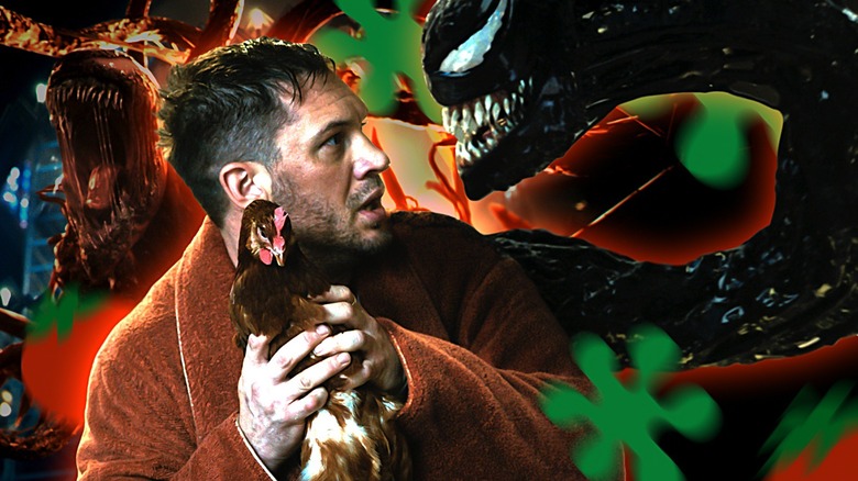 Tom Hardy como Eddie Brock vestindo um roupão e segurando uma galinha enquanto Venom olha maliciosamente para ele