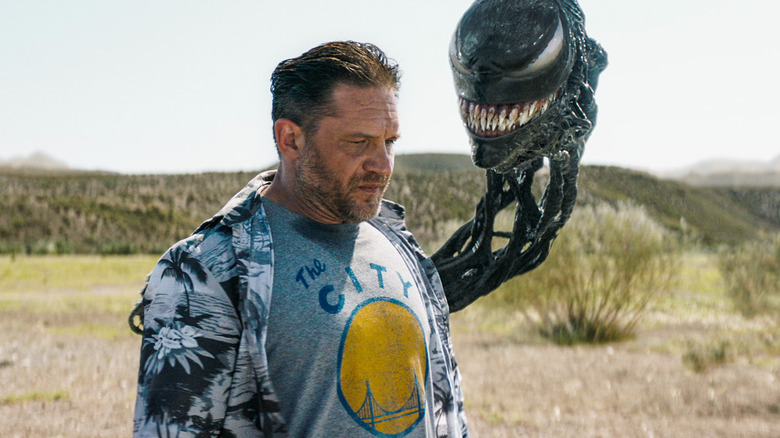 Tom Hardy como um Eddie Brock desgrenhado com uma cabeça maliciosa de Venom olhando para ele em Venom: The Last Dance