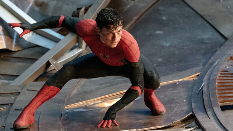 Homem-Aranha agachado em Homem-Aranha: No Way Home