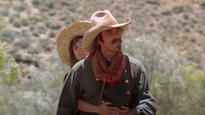 Tom Selleck as Matthew Quigley riding on a horse in Quigley Down Under