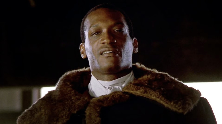 Tony Todd como Candyman na garagem