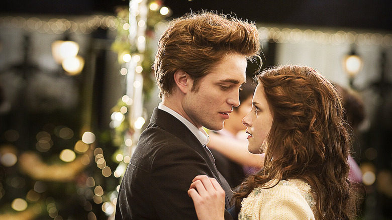 Twilight 2008 Edward and Bella dance 