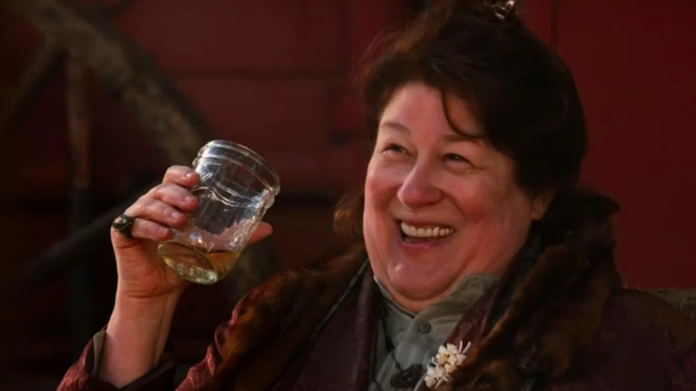 Margo Martindale levanta un vaso de tarta de manzana como Mags Bennett en Justified