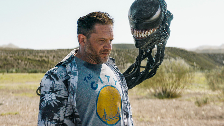 Tom Hardy como Eddie Brock desgrenhado com a cabeça de Venom flutuando nas proximidades em Venom: The Last Dance