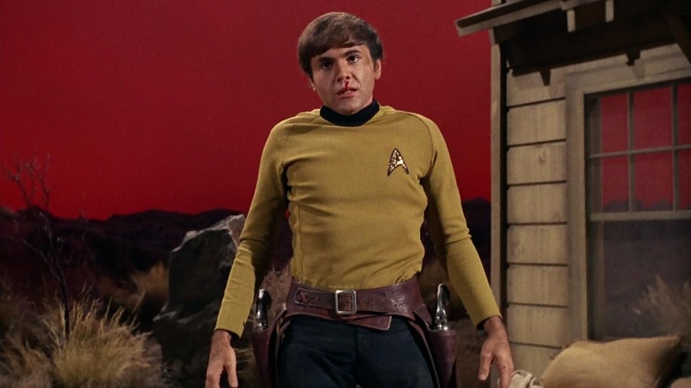 Chekov, sangrando pelo nariz, está preso em uma versão estilizada de Tombstone, Arizona, em Star Trek