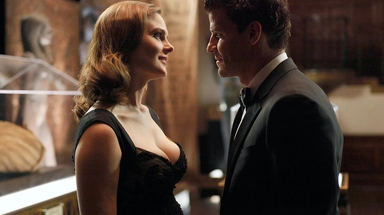 Bones e Booth olham amorosamente no traje formal de Bones