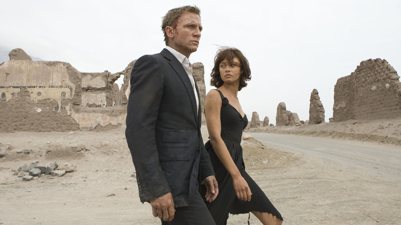 James Bond and Camilla Montes walking through the desert