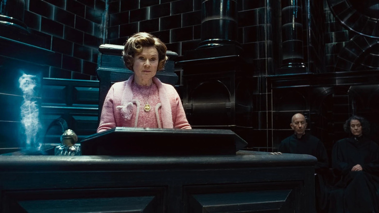 Umbridge memimpin pengadilan dengan patronusnya di Harry Potter dan The Deathly Hallows: Bagian 1