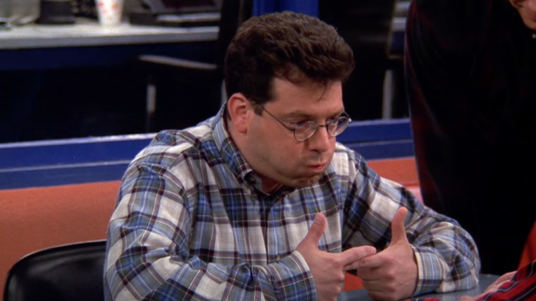 Andy Kindler as Andy holds his hands like a goal post in Everybody Loves Raymond