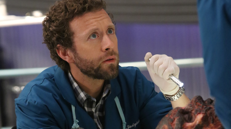 Hodgins shining light on body Bones