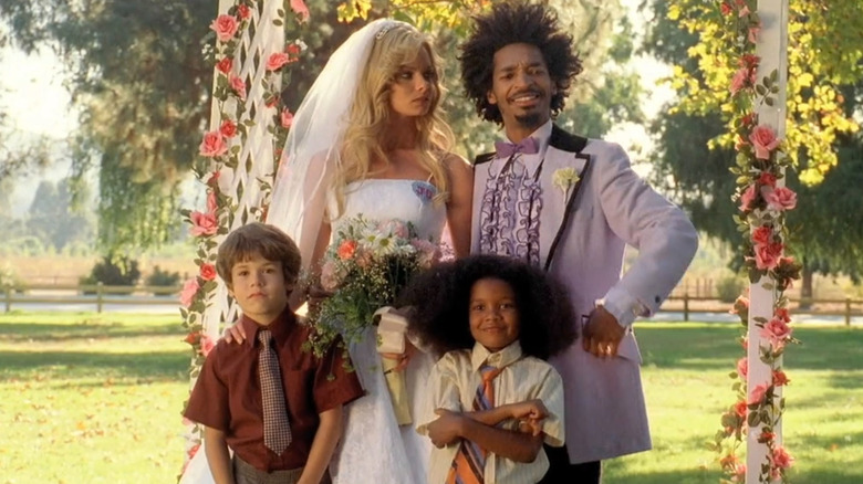 Dodge (Louis T. Moyle) posing with his family during Joy's wedding on My Name Is Earl