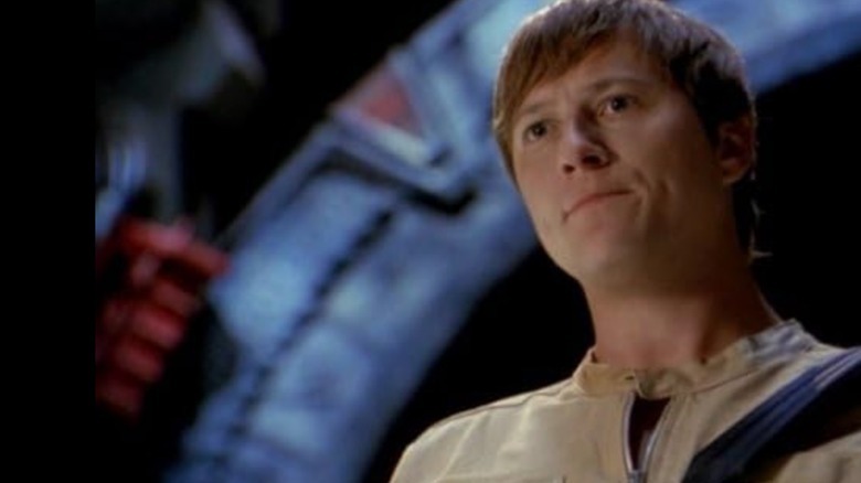 Coran Nemic's Quinn standing in front of a stargate in Stargate SG-1