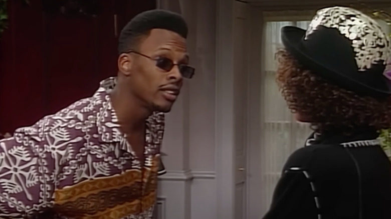 DJ Jazzy Jeff as Jazz talks to Karyn Parsons as Hilary Banks on The Fresh Prince of Bel-Air