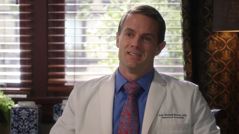 Dr. Jody Kimball-Kinney (Garret Dillahunt) in a lab coat over a very thick red tie, in The Mindy Project